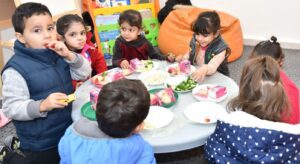 refugee children snack time learningstrategiesforrefugeechildren.com